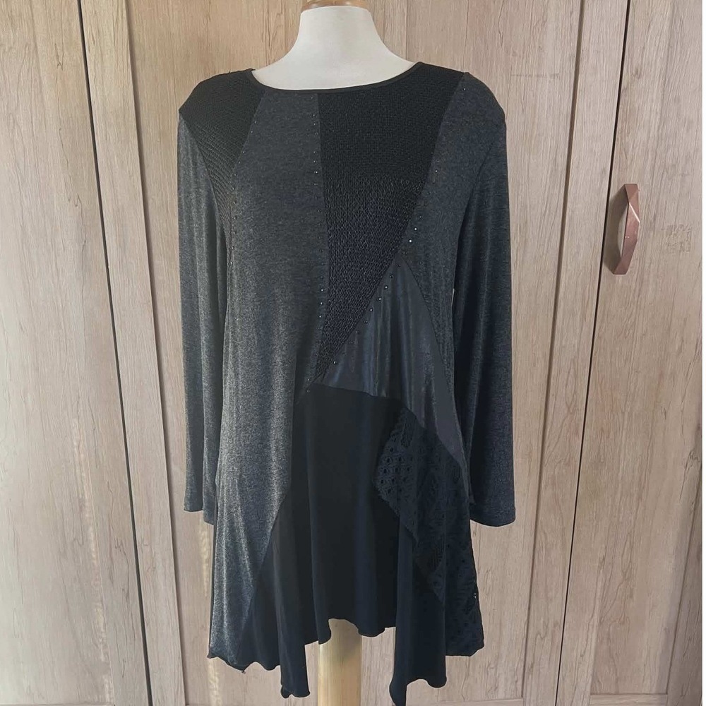 Lavena‎ Whimsigoth Womens Gray Black Mixed Media Lace Studded Sharkbite Hem Top